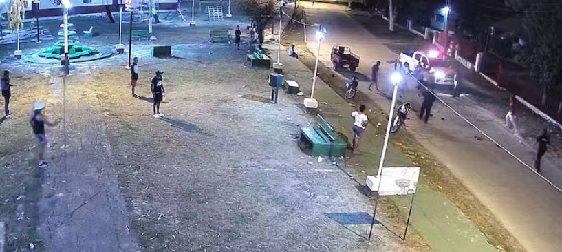 Tatachos se enfrentaron a los polis en Fuerte Olimpo y tuvieron que ser reducidos mante