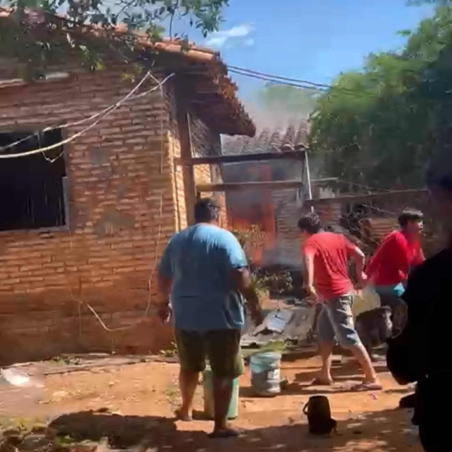 Incendio convirtió en cenizas vivienda y tienda de calzados