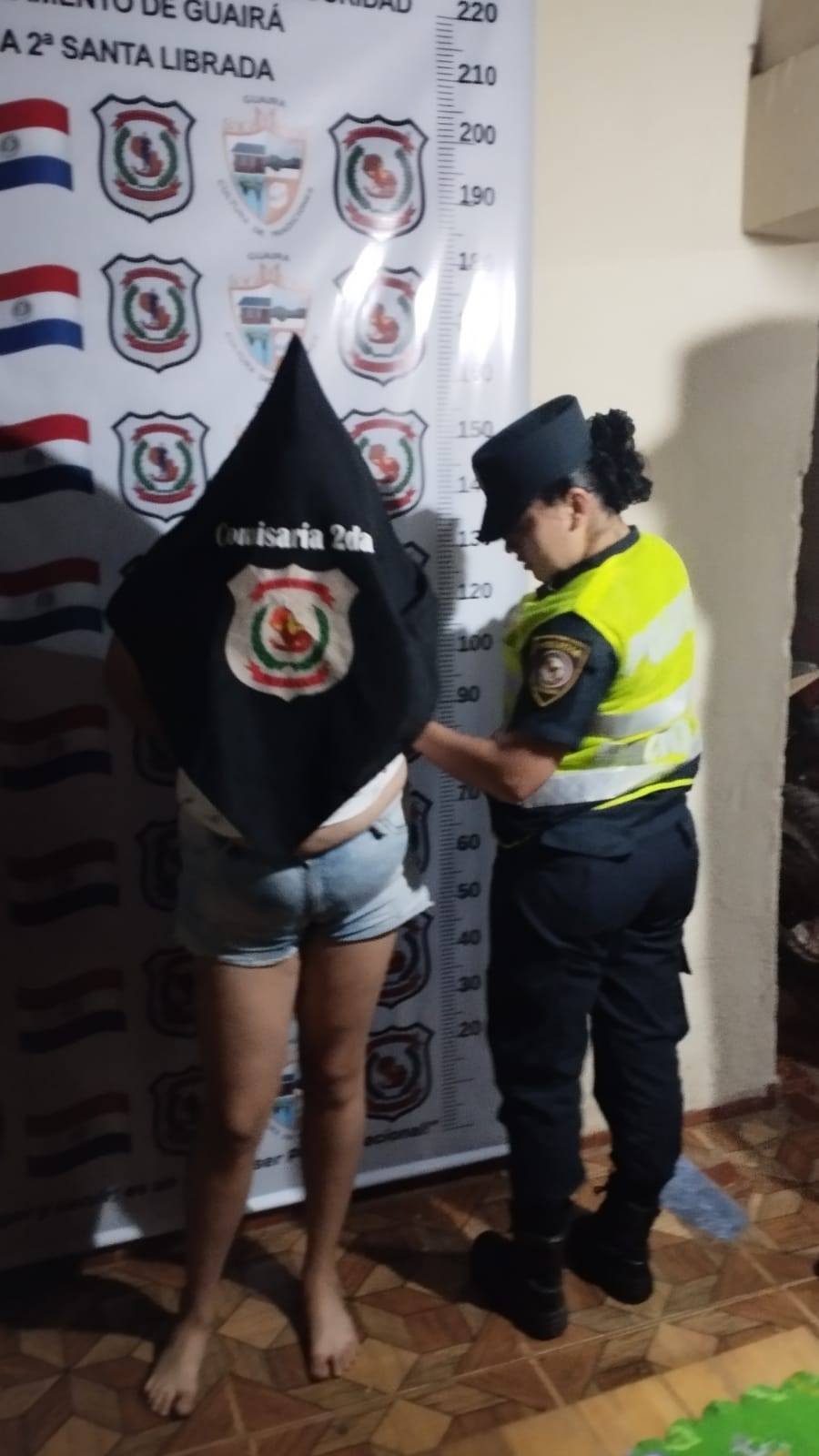 Muchachona detenida tras garrotear a su pobre symi