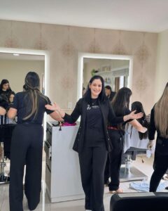 Guapa estilista se destaca en Alto Paraná y quiere dejar un legado formando profesionales