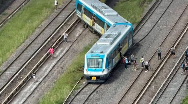 Tren de pasajeros descarrila en Buenos Aires y deja nueve heridos
