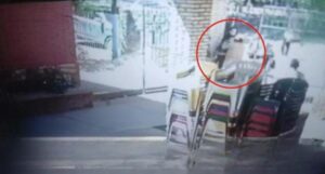 Una madre tarova agredió y amenazó a un alumnito de 10 años