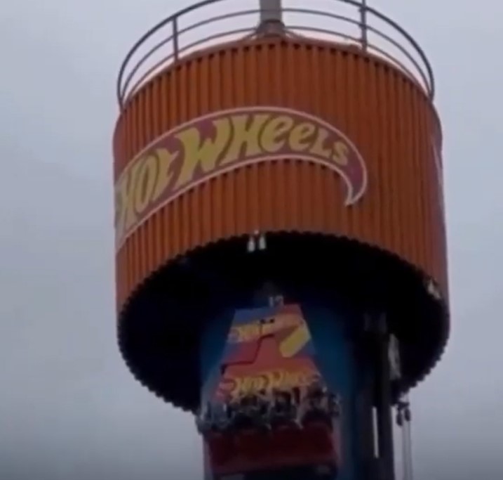 (Video) “Ndetavyonde! ¡Avería en parque temático dejó a tres hermanos colgados a 100 metros!