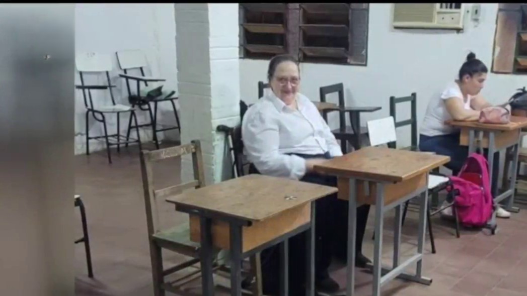 Una ídola: ¡Doña terminó su colegio a los 72 años!