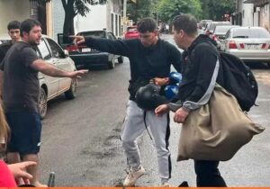 Estudiante ligó casco-tazo de un motoca por defender a su mbo’ehára 