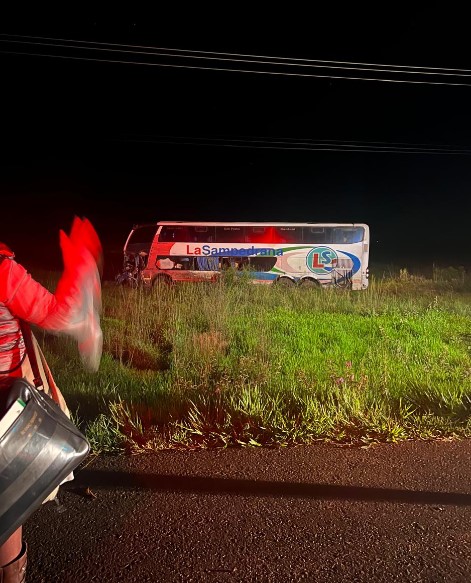 Fuerte choque entre ómnibus y camión deja atyra  machucados