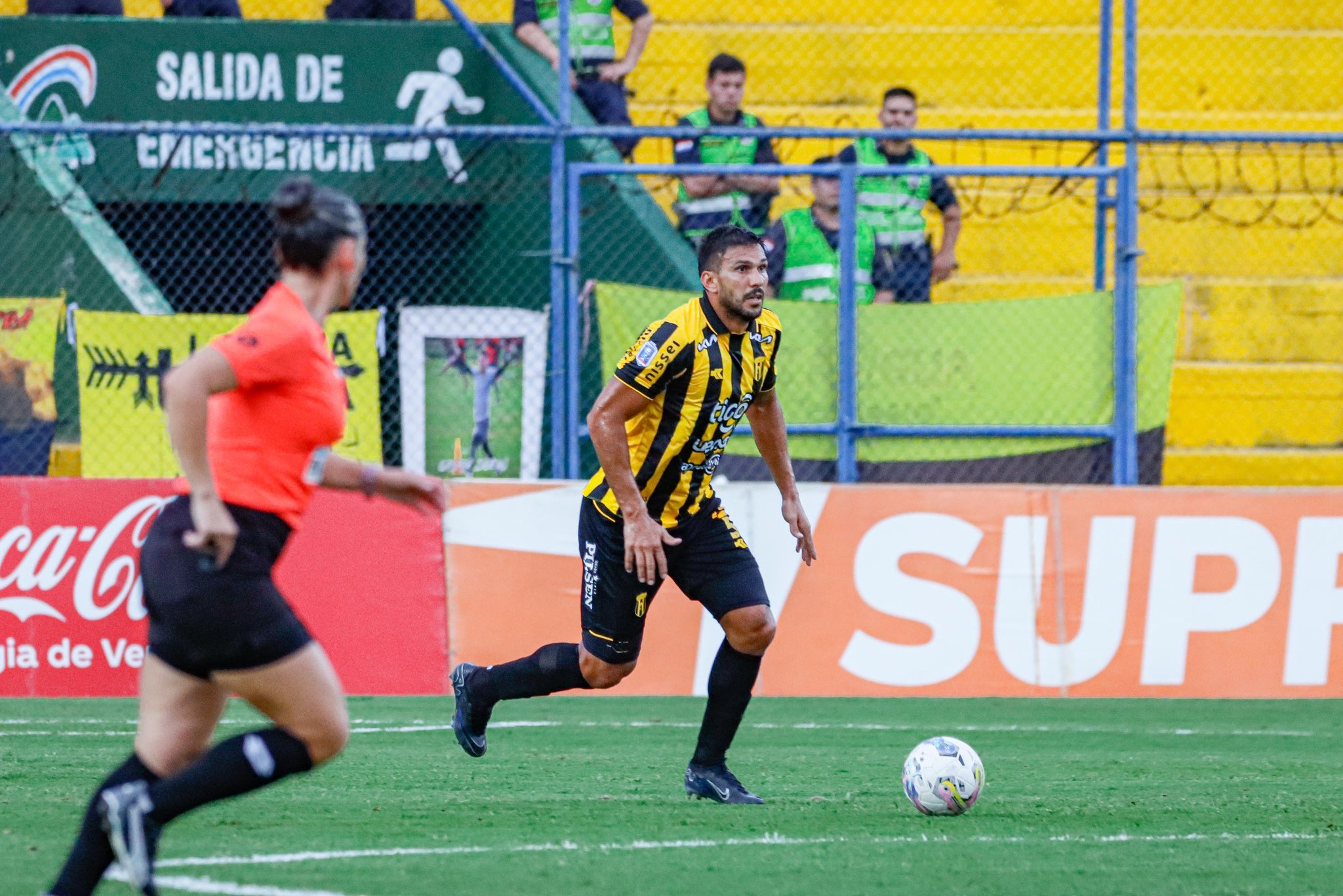 ¡Trío de mujeres en el partido de Guaraní y Nacional!