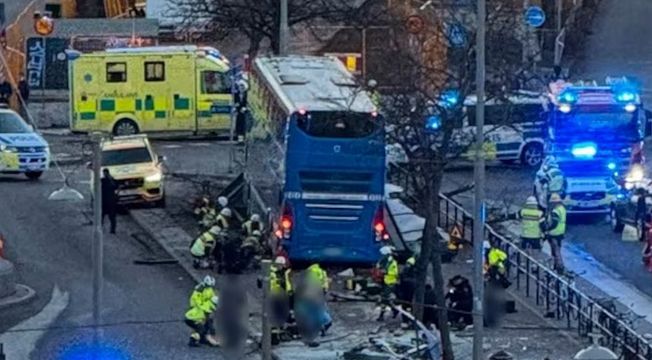 Tres muertos luego de que un autobús embistiera una parada en Estocolmo: investigan si fue intencional