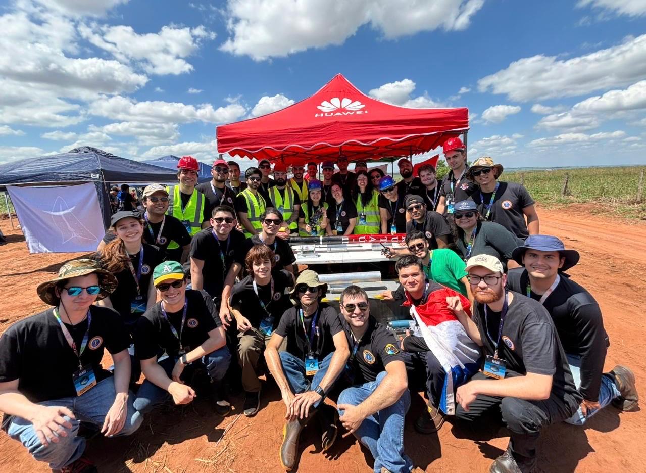 FIUNA se destaca en competencia de lanzamiento de cohetes