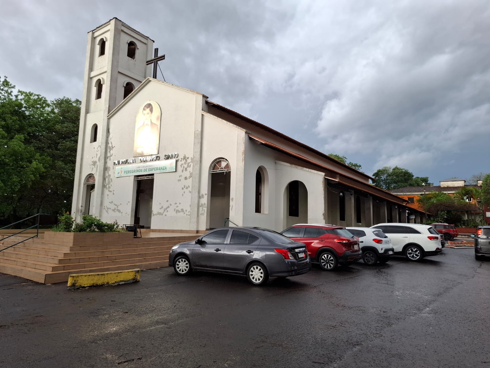 (VIDEO). Tormenta destechó parroquia de Sanlo y la chapa voló por todos lados