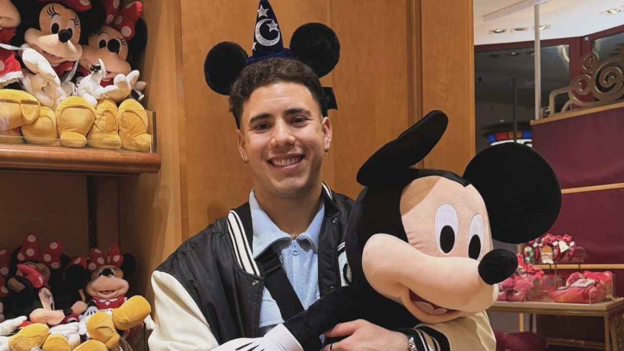 (GALERIA) ¡Pelotero se hizo un niño más en Disney!
