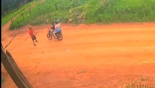 ¡Amenazó con feroz machete a pareja moto’ári!