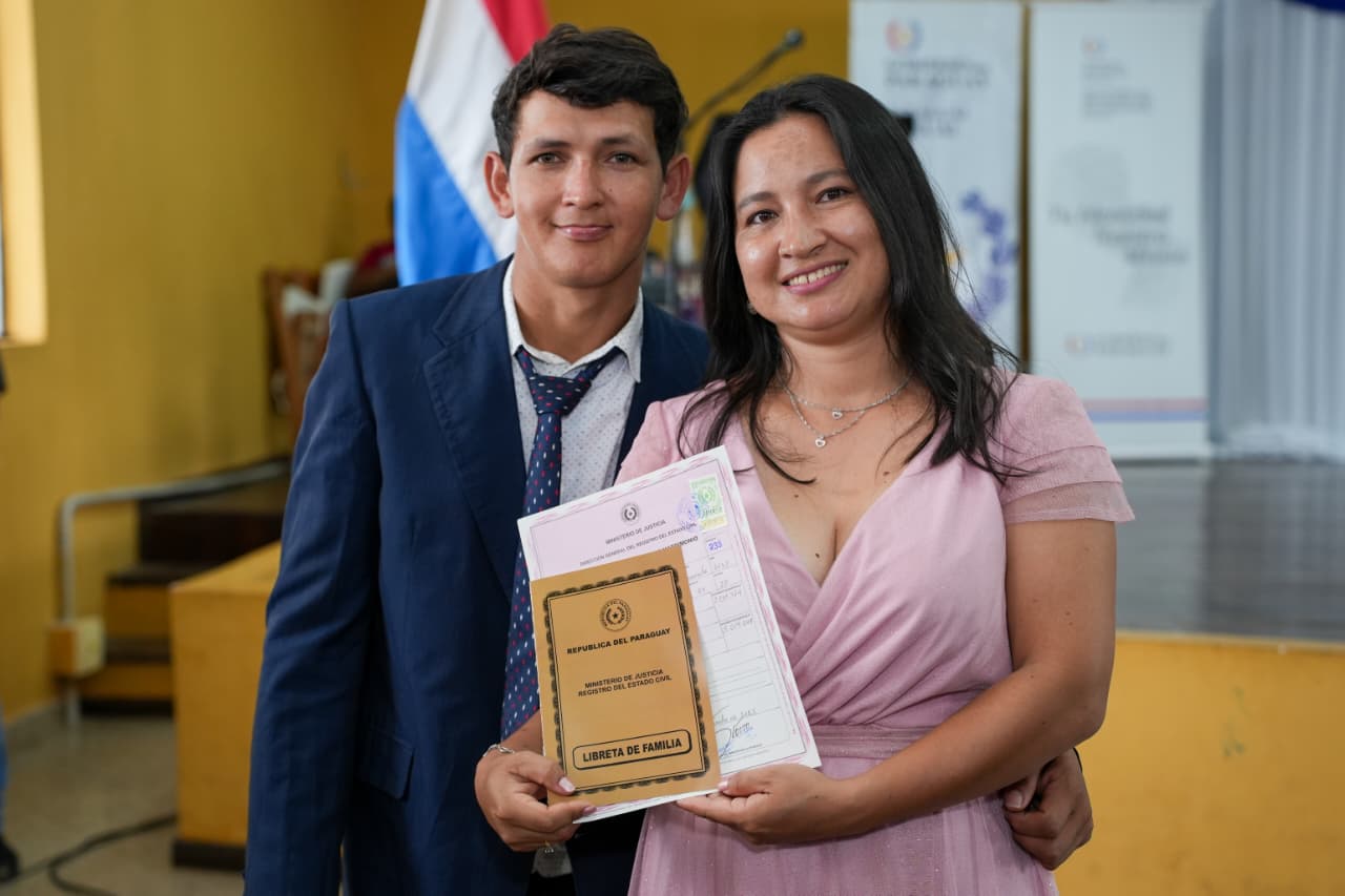 Más de 50 parejas dieron el “sí, acepto” en una emotiva boda comunitaria