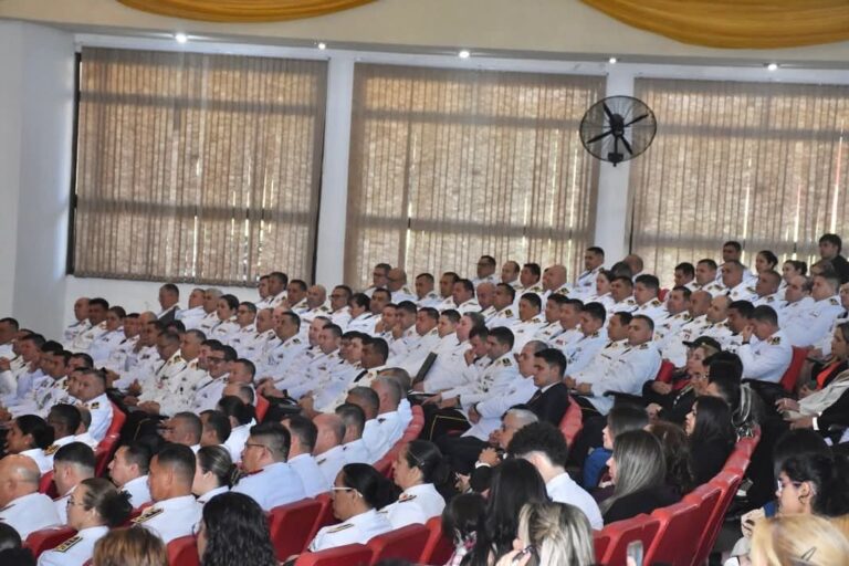 Egresan 98 Magíster pyahu en la Policía