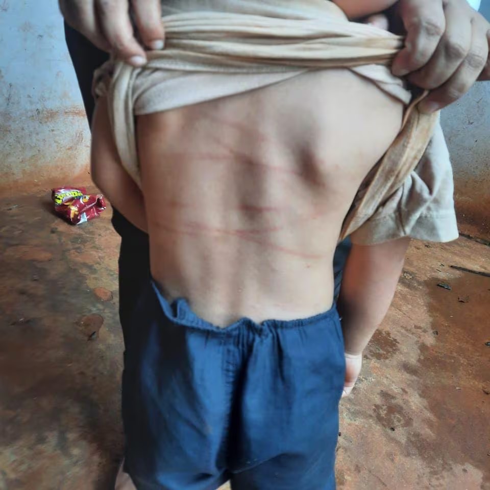 Imputan a papá alhaja que pegó a su hijo con varilla de plástico