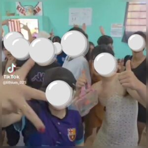 Escándalo en cole de J.A Saldívar: ¡Hombres fueron vestidos como y yiyis y ellas como varones!