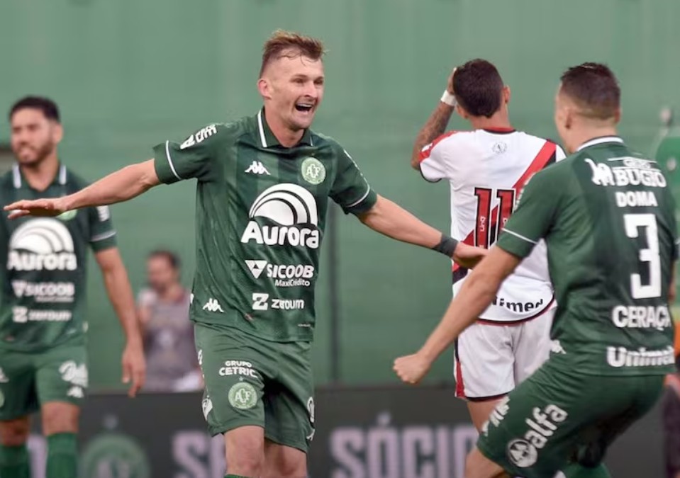 ¡Walter Clar se convirtió en héroe del Chapecoense! ¡Con su gol vuelven a Primera del fútbol rapai!