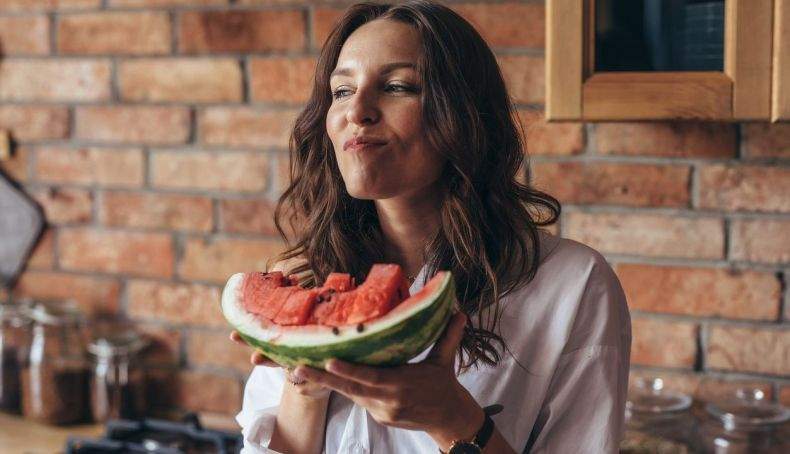 ¡Atendé esto! Pechean no comer media sandía solito