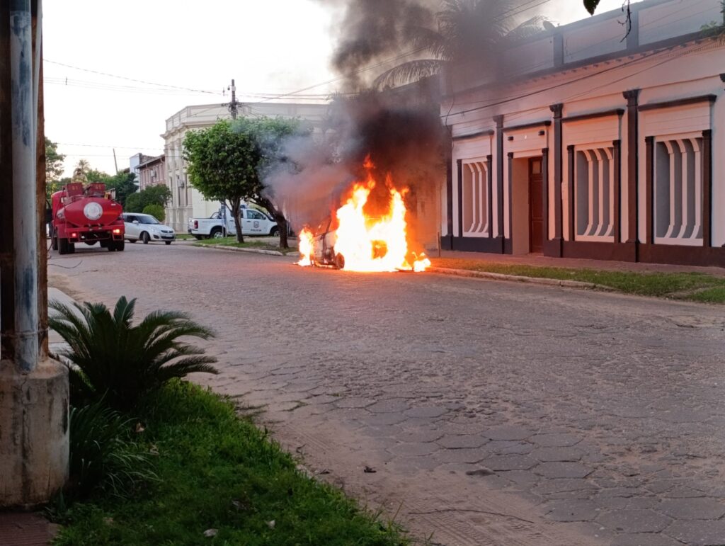 Auto okaipaite en plena calle de Concepción