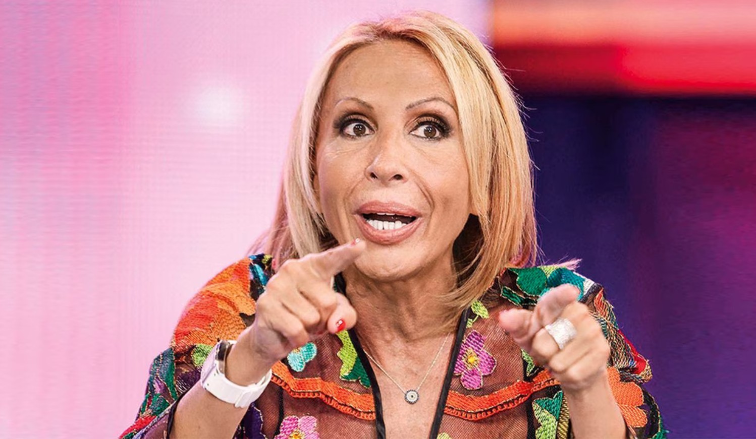(VIDEO) ¡Laura Bozzo hizo topless en un programa de TV!