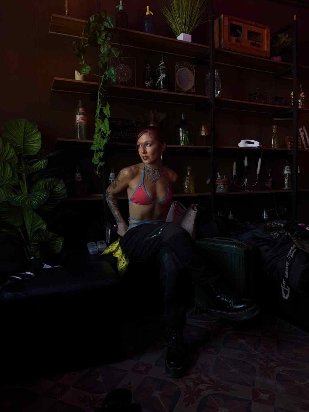 Por ser jueves, la doña paraguaya de Nanni sacó de la galera unas poses hots