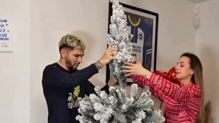(VIDEO) ¡Julio Enciso y su patrona mostraron cómo armaron su arbolito entre besos!