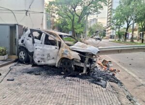 ¡Jaguare chocó contra una columna y provocó un incendio de auto!
