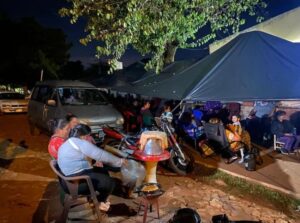 Túa kuéra ya amanecieron en carpas frente escuelas para inscribir a sus retoños