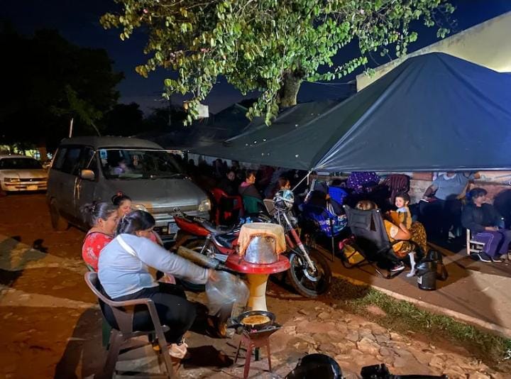 Túa kuéra ya amanecieron en carpas frente escuelas para inscribir a sus retoños