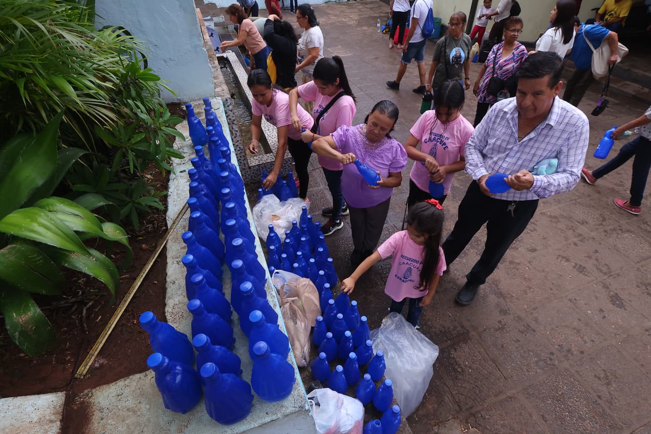 Profe paga su promesa regalando agua de la Virgen a vecinos