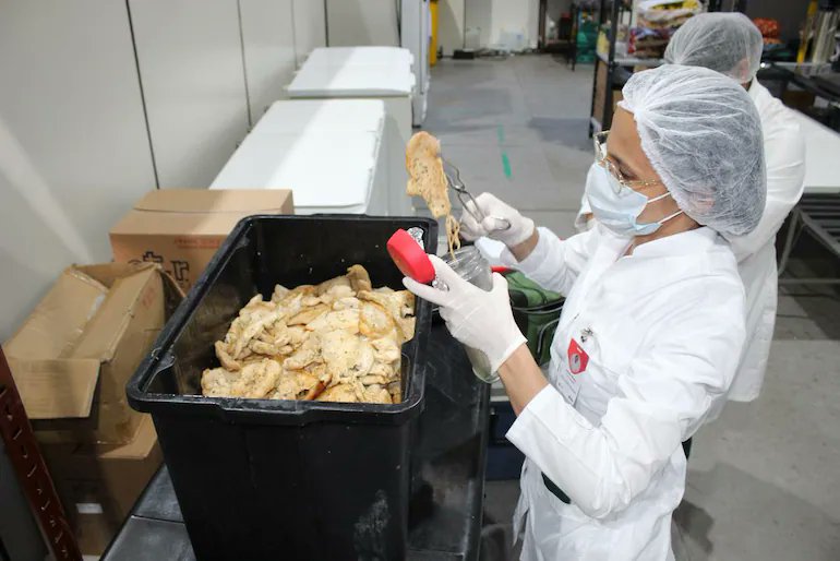 Niños atletas tumbados tras almuerzo en la secrertaría de Deportes