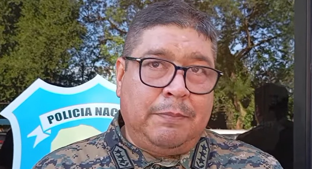 Comisario alegó que se le cayó su billetera en una camioneta manejada por narcos