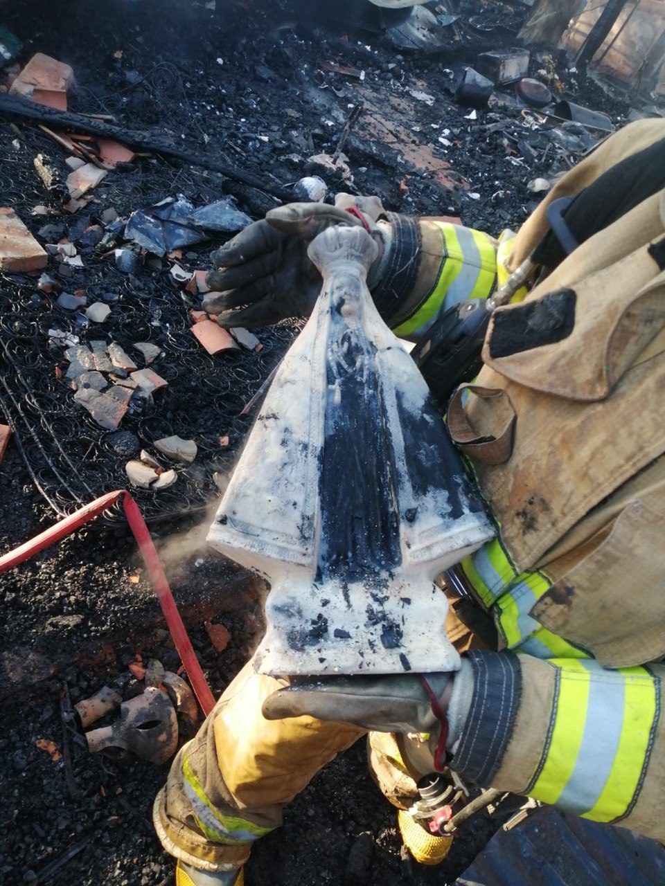 Milagro. Imagen de la Virgen quedó intacta tras voraz incendio