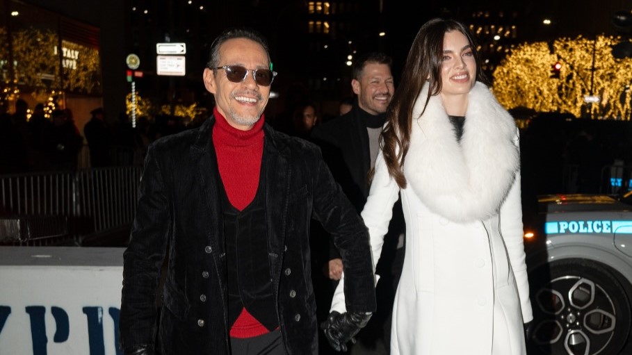 (VIDEO) Marc Anthony y Nadia Ferreira estuvieron en el encendido de feroz y famoso árbol de Navidad