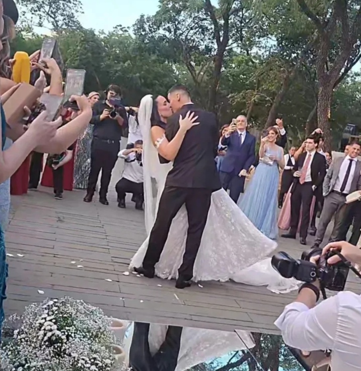 (VIDEO) ¡Almirón y Alexia acaban de dar el “Sí, quiero” ante el altar!