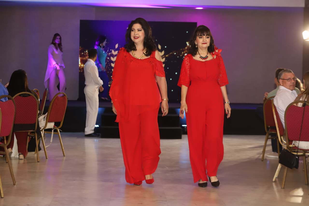 ¡Desfile ochentoso de la Boutique de Donna Bella y Latin Model School!