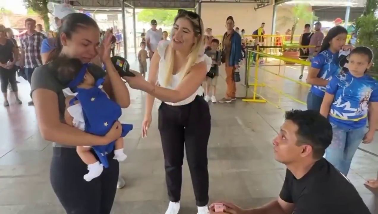 (VIDEO) Peregrinaron y al llegar frente a la Basílica… ¡Le pidió casorio!