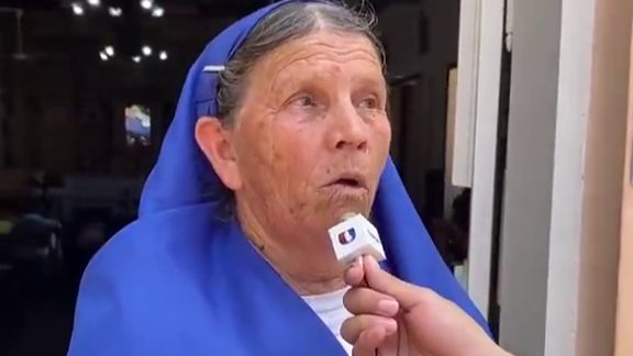 (VIDEO) ¡Peregrinó vestida como la Virgen para pedir que sus vecinos dejen de ser ñaña!