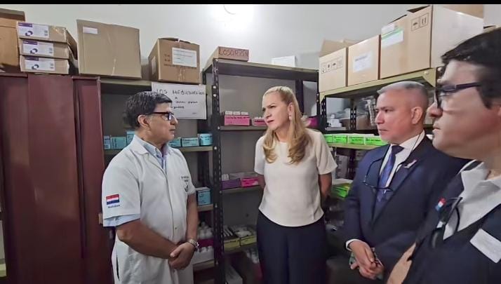 Ministra de salud recorrió farmacias para que no falten remedios