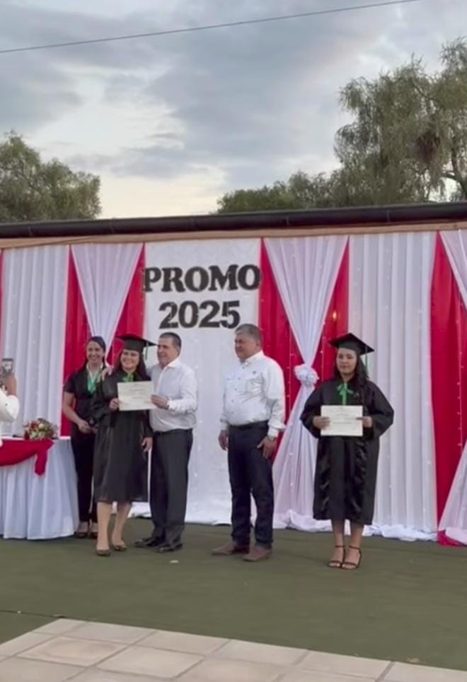 Horacio Cartes acompañó a bachilleres en su graduación