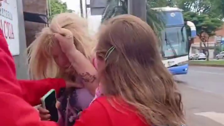 (VIDEO) ¡¿Mba’epiko?! Doñas se trenzaron camino a la Basílica de Caacupé