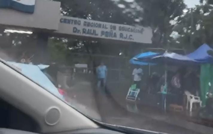 (VIDEO) Ni la lluvia atajó a los padres para inscripción de sus hijos
