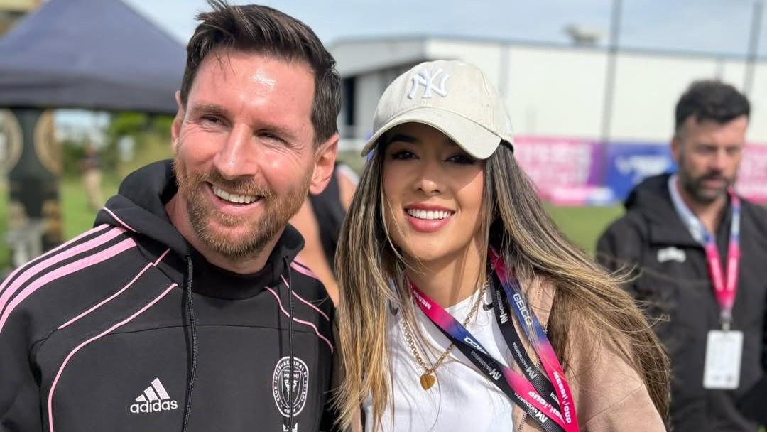 (VIDEO) ¡Perdió hasta un vuelo, pero no se estresó porque posó con su ídolo!