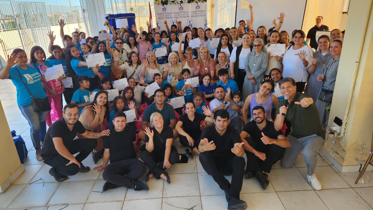Se graduaron alumnos adultos del cole del mercado 4