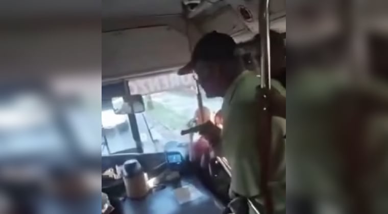 Léka amenazó con una pistola al chofer de un ómnibus