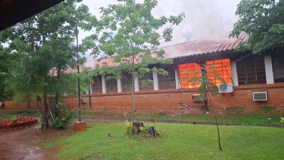 Rayo cayó sobre colegio y provocó feroz   incendio en Eusebio Ayala
