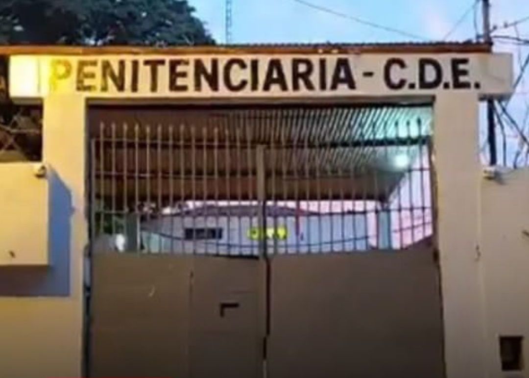 ¡Preso quiso escapar por el techo, pero polis lo bajaron a balazos!