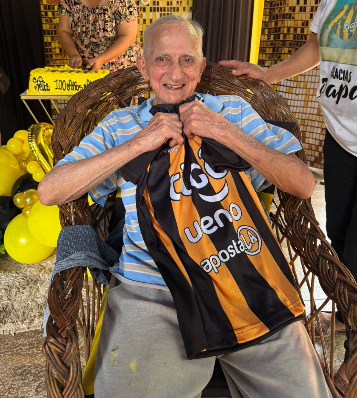 (VIDEO)Karai omboty 100 años y armó farra a lo Aborigen