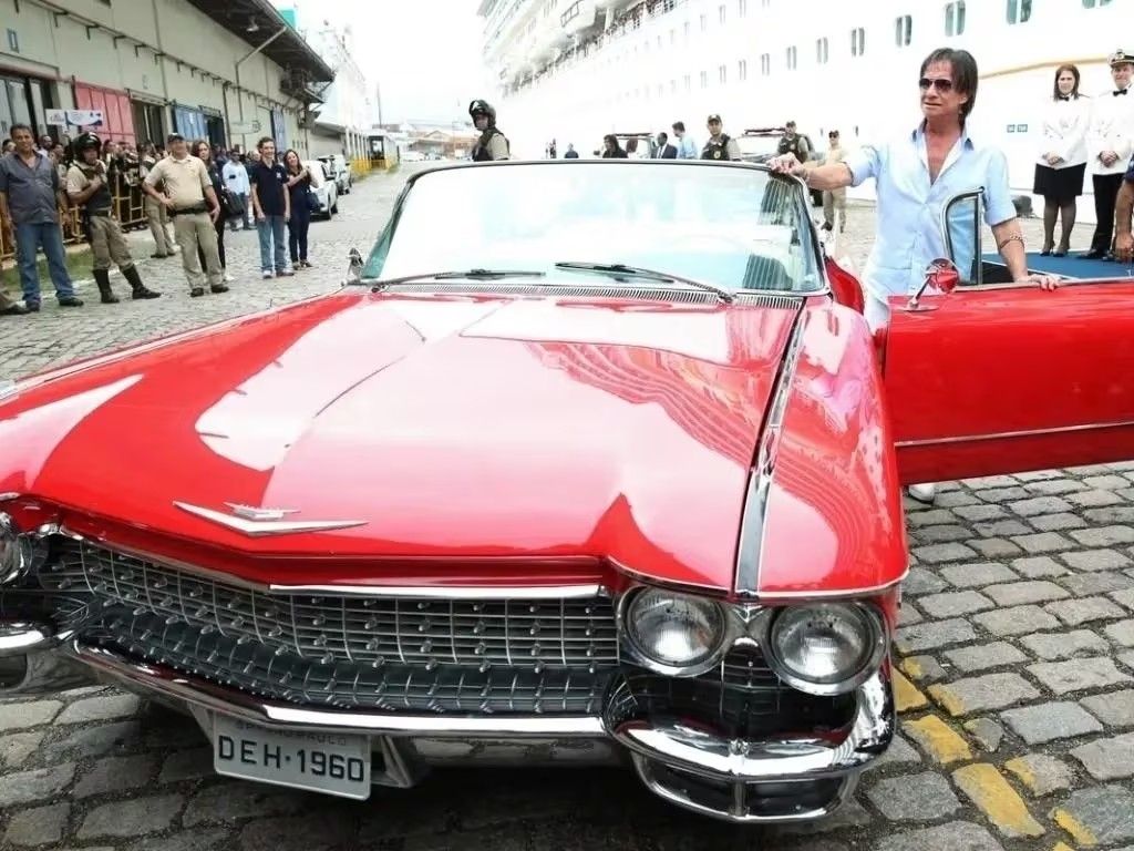 ¡El cantante Roberto Carlos chocó con su autazo!