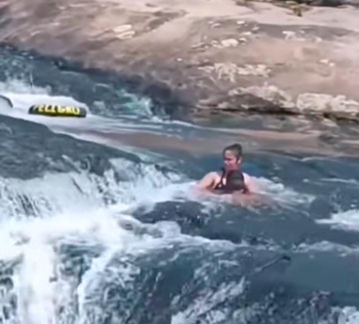 (VIDEO)Graban ndaje a parejita en plena acción en un arroyo